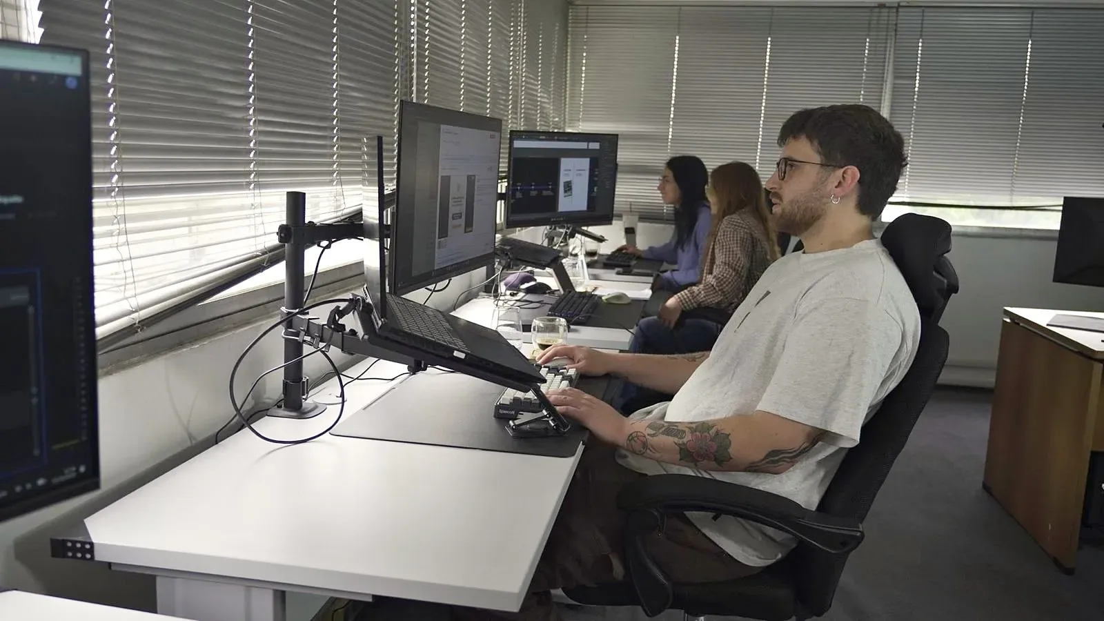 El equipo trabajando en sus puestos